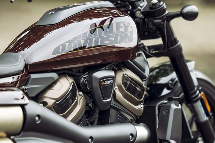 Trên xe là bộ khung cứng cáp dạng ống thép trọng lượng nhẹ, phuộc Showa trước sau, phanh Brembo và loạt trang bị tiện ích tối tân như cổng sạc USB Type-C, màn hình màu TFT 4 inch dạng tròn.