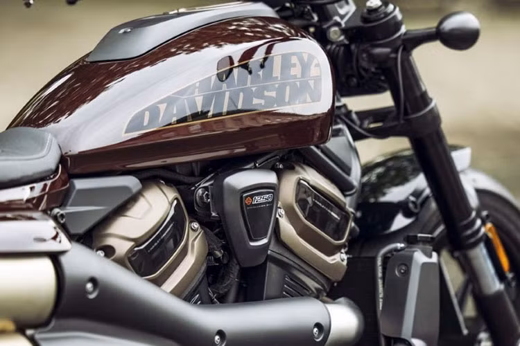 Trên xe là bộ khung cứng cáp dạng ống thép trọng lượng nhẹ, phuộc Showa trước sau, phanh Brembo và loạt trang bị tiện ích tối tân như cổng sạc USB Type-C, màn hình màu TFT 4 inch dạng tròn.