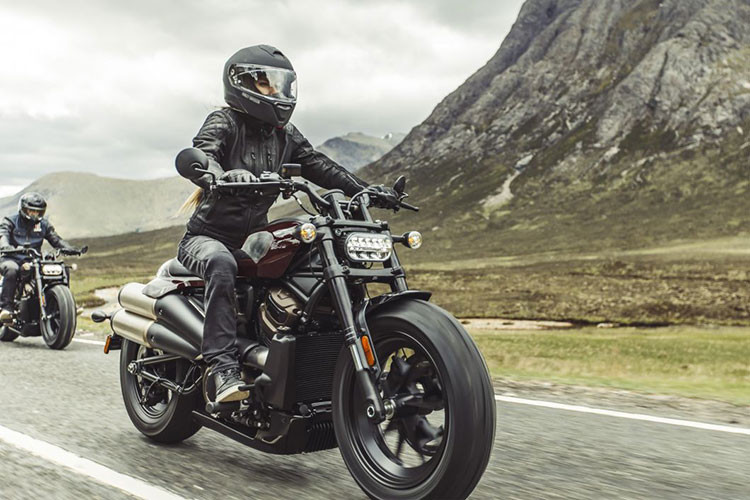 Harley-Davidson Thái Lan đã công bố giá bán dự kiến cho Sportster S 2021 ở mức từ 709.000 đến 719.000 Baht (tương đương với khoảng hơn 500 triệu đồng). Với mức giá này, Sportster S 2021 sẽ được bán ra với 2 phiên bản màu bao gồm Midnight Crimson và Stone Whashed White Pearl. Dự kiến, xe sẽ có mặt tại Thái Lan từ tháng 8/2021 này.