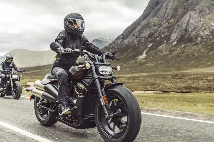 Harley-Davidson Thái Lan đã công bố giá bán dự kiến cho Sportster S 2021 ở mức từ 709.000 đến 719.000 Baht (tương đương với khoảng hơn 500 triệu đồng). Với mức giá này, Sportster S 2021 sẽ được bán ra với 2 phiên bản màu bao gồm Midnight Crimson và Stone Whashed White Pearl. Dự kiến, xe sẽ có mặt tại Thái Lan từ tháng 8/2021 này.