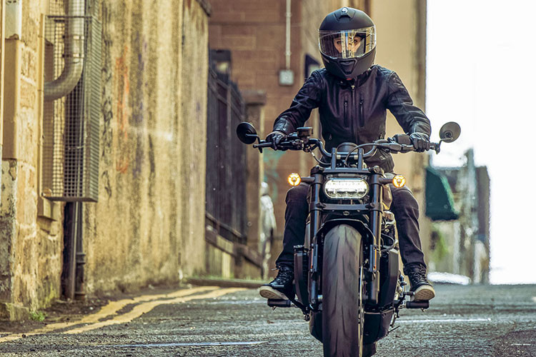 Giá xe Harley-Davidson Sportster 2021 được bán ra tại Mỹ từ 14.999 USD (345 triệu đồng) cho ba màu Vivid Black, Stone Washed White Pearl và Midnight Crimson, người dùng có thể mua thêm các phụ kiện đi kèm như kính gió, chống đổ, gác chân, túi yên sau,…