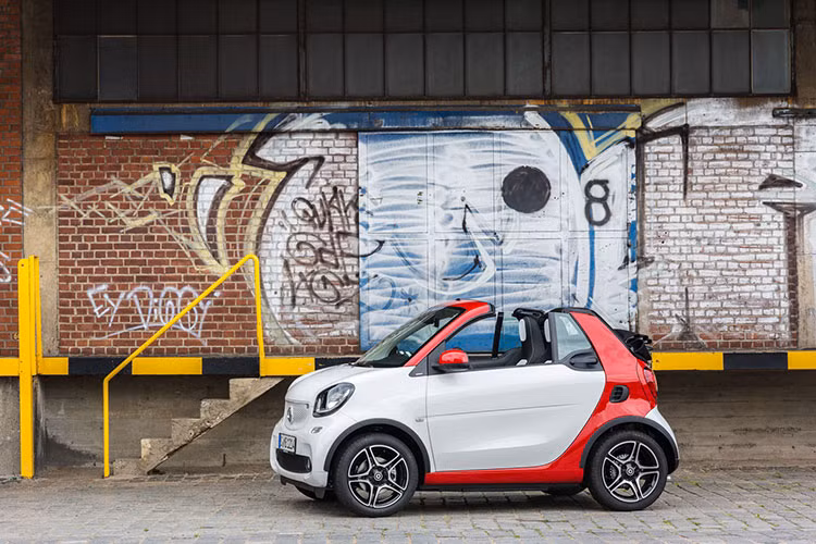 Mặc dù là một mẫu xe hai chỗ, nhỏ bé dành cho đô thị nhỏ - Tuy nhiên, phiên bản mui trần (Cabrio) thì lại có giá hơi đắt đỏ. Hiện tại trên thị trường vẫn chẳng có mẫu xe mui trần nào nhỏ bé như Smart ForTwo và nó vẫn đang là ông vua trong phân khúc.