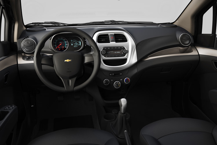 Mẫu xe nhỏ Chevrolet Spark 2017 lần đầu tiên được trang bị hệ thống giải trí toàn cầu Chevrolet Mylink thế hệ mới nhất cho phép người sử dụng kết nối các thiết bị như điện thoại thông minh, máy tính bảng để nghe nhạc, xem phim, ảnh cũng như đồng bộ và hiển thị danh bạ lên màn hình cảm ứng màu 7 inch.