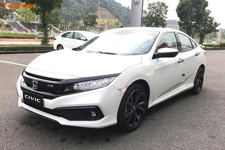Hiện tại trên thị trường, giá xe Honda Civic RS 2019 mới được người tiêu dùng nhận xét sở hữu mức bán cao ngất ngưởng, đắt ngang một số mẫu sedan hạng D như Kia Optima hay Mazda6,... Bản thân mẫu xe này hiện cũng cao hơn khoảng 30 triệu so với Honda Civic L trước đây.