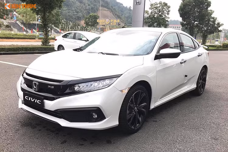 Hiện tại trên thị trường, giá xe Honda Civic RS 2019 mới được người tiêu dùng nhận xét sở hữu mức bán cao ngất ngưởng, đắt ngang một số mẫu sedan hạng D như Kia Optima hay Mazda6,... Bản thân mẫu xe này hiện cũng cao hơn khoảng 30 triệu so với Honda Civic L trước đây.
