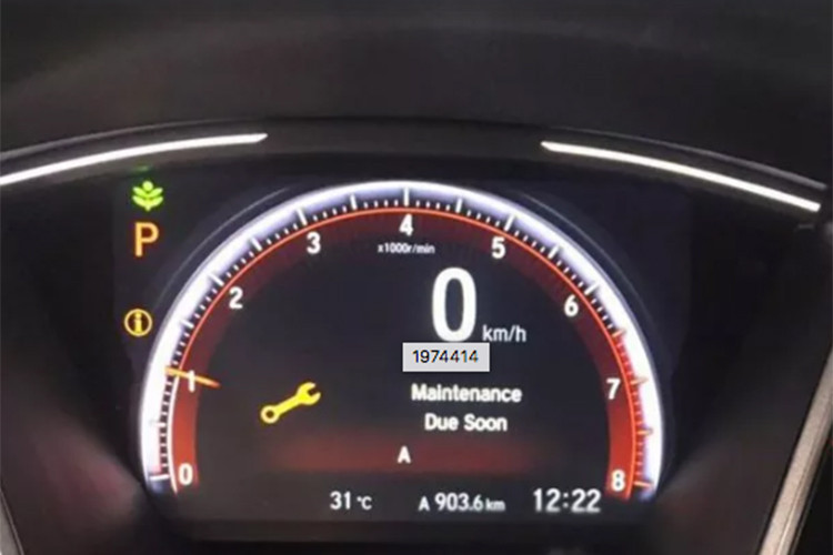 Bên trong nội thất của Civic RS 2019 được bổ sung thêm các đường chỉ đỏ dập nổi tạo cảm giác thể thao hơn. Một số chi tiết đáng chú ý khác như trang trí táp-lô bằng chi tiết kim loại phay xước, sử dụng đồng hồ tốc độ kỹ thuật số, vô lăng bọc da, ốp vô lăng Chrome và ghế bọc da...