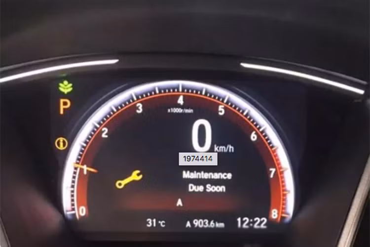 Bên trong nội thất của Civic RS 2019 được bổ sung thêm các đường chỉ đỏ dập nổi tạo cảm giác thể thao hơn. Một số chi tiết đáng chú ý khác như trang trí táp-lô bằng chi tiết kim loại phay xước, sử dụng đồng hồ tốc độ kỹ thuật số, vô lăng bọc da, ốp vô lăng Chrome và ghế bọc da...