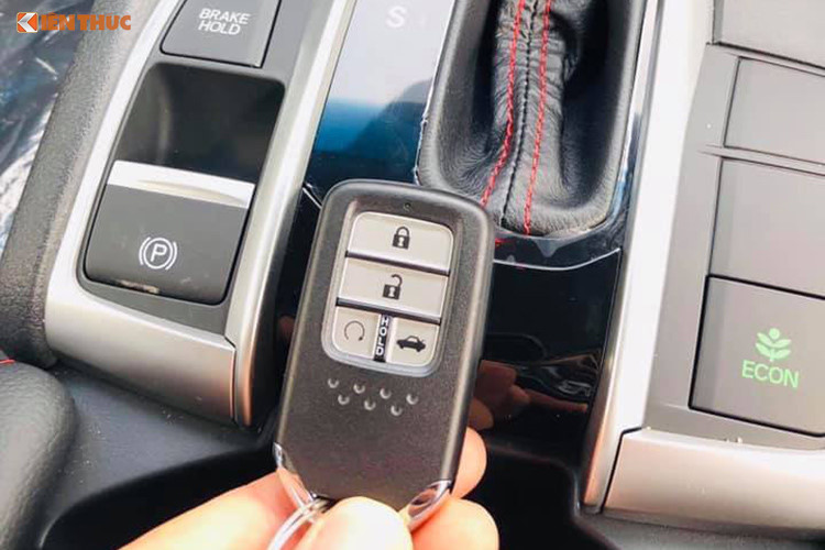 Một tính năng mới rất thú vị trên Civic RS 2019 chính là tính năng khởi động từ xa thông qua chìa khoá thông minh đi kèm. Trang bị an toàn gồm; hỗ trợ đánh lái chủ động (AHA); cân bằng điện tử (VSA); phanh ABS, EBD, BA, ESS; hỗ trợ khởi hành ngang dốc; camera lùi 3 góc quay, phanh tay điện tử, Brake Hold, khóa của tự động, 6 túi khí.