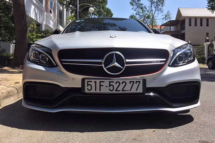 "Xếp lốp" bên cạnh chiếc C300 Cuope của Hạ Vy là siêu xe Mercedes C63 S AMG Edition 1 của Cường Đô La. Đây chính là chiếc C63 S Edition 1 đầu tiên được nhập về Việt Nam từ tháng 10/2015 để phục vụ triển lãm Vietnam Motor Show. Chiếc xe này thuộc dạng "hàng độc" và có mức giá khoảng 4,6 tỷ đồng tại thị trường Việt.