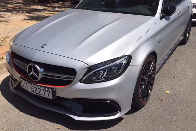 Phiên bản đặc biệt cung cấp 5 chế độ vận hành gồm Comfort – chế độ đường phố chuẩn mực, Sport, Sport +, Race- chế độ xe đua và Individual. Hệ thống giải trí gồm hệ thống âm thanh vòm Burmester 13 loa công suất 590 watt, chức năng tạo mùi hương, hệ thống dẫn đường &amp; định vị GPS, camera 360 độ, hay cửa sổ trời Panoramic.