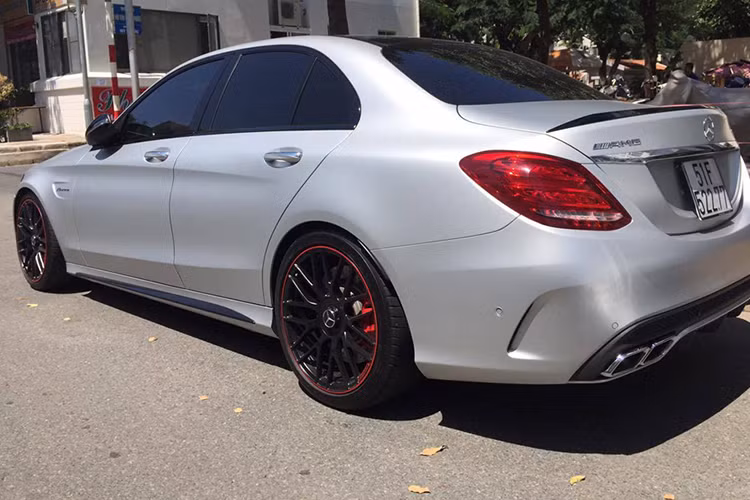 Phần đầu của chiếc xe nổi bật nhờ lưới tản nhiệt 2 nan mạ crôm bạc với ngôi sao 3 cánh ở chính giữa và viền màu đỏ bao quanh. Bên dưới là cản trước thể thao với hốc hút gió hầm hố. Xe sở hữu cụm đèn trước LED toàn phần, đi kèm với đó là đèn viền nội thất 3 màu.