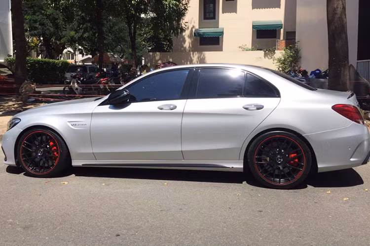 Được sản xuất từ 2/12015 đến 2/2016, siêu phẩm Mercedes-AMG C63 S Edition 1 bị giới hạn số lượng. Chính vì lẽ đó. mẫu xe mới này càng “hot” hơn bao giờ hết. Phiên bản đặc biệt Edition 1 của AMG C63 S sở hữu nước sơn bạc mờ Iridium designo cực kỳ sang trọng cùng thân xe thiết kế khí động học.