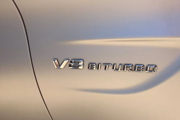 Mẫu siêu xe thể thao hạng sang này được trang bị khối động cơ V8, dung tích 4.0 lít, tăng áp kép, sản sinh công suất cực đại 510 mã lực, mô-men xoắn cực đại 700 Nm. Phiên bản hiệu suất cao của Mercedes C63 S AMG Edition 1 chỉ mất khoảng 4 giây để tăng tốc lên 100km/h từ vị trí xuất phát, trước khi đạt vận tốc tối đa 250 km/h.