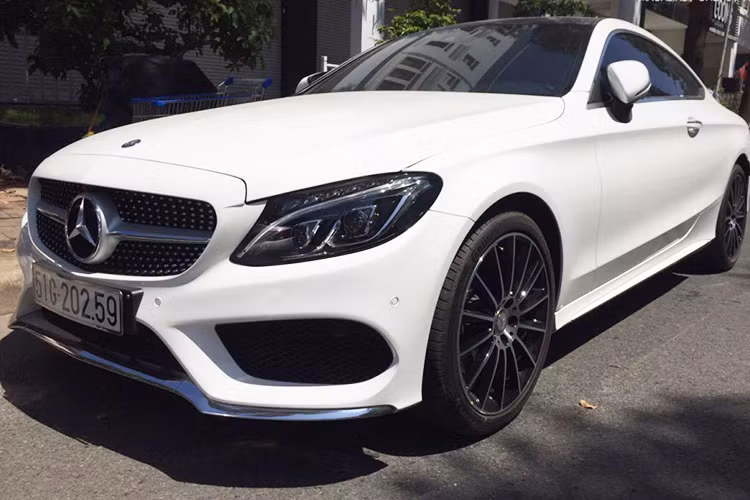 Chiếc Mercedes-Benz C300 Coupe của "mỹ nữ vạn người mê” Hạ Vy có ngoại thất trắng muốt, mức giá bán chính hãng của mẫu xe này khoảng 2,7 tỷ đồng tại thị trường Việt Nam. Trong đó, theo giới thạo tin, chiếc xe có trị giá khoảng 3 tỷ đồng sau khi được ra biển trắng.