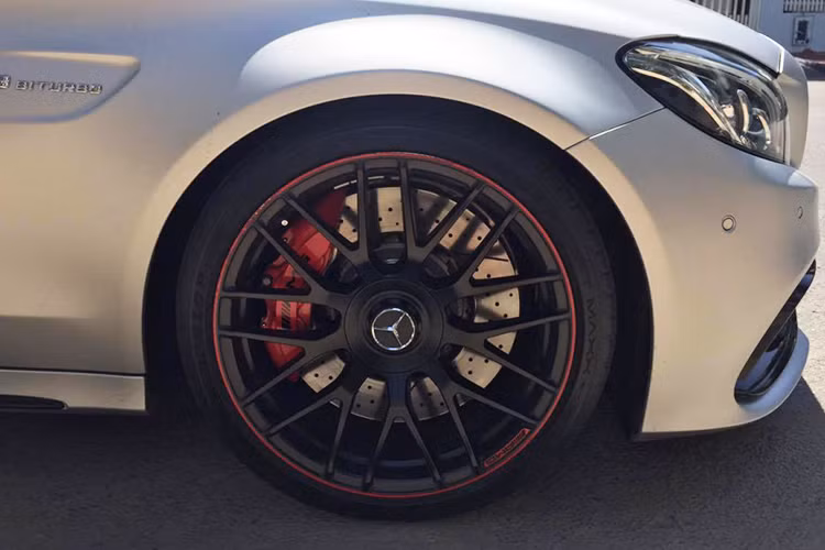 Cản sau tích hợp tấm khuếch tán gió lớn &amp; 2 ống xả kép mạ crôm sáng bóng cùng cánh lướt gió màu đen bóng trên nắp khoang hành lý tạo điểm nhấn thu hút ở phần đuôi xe. Đuôi xe ấn tượng với dàn đèn dạng led. Bộ la-zăng 19 inch đa chấu thể thao hơn với màu sơn đen mờ kết hợp viền đỏ nổi bật, ngoài ra kẹp phanh đỏ và logo AMG màu đen.