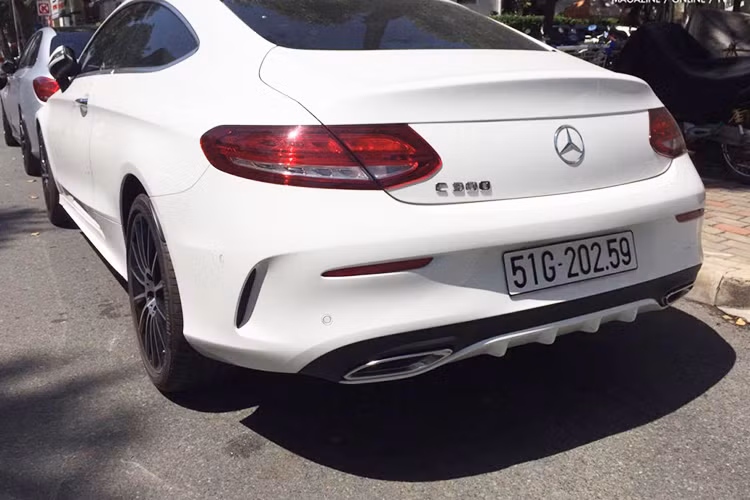 Xe sở hữu chiều dài, rộng, cao của xe lần lượt là 4.686 x 1.810 x 1.405 mm, trục cơ sở 2.840 mm. Trân mẫu xe này, nó được Mercedes-Benz trang bị sẵn mâm đúc hợp kim 14 cánh thanh mảnh với hai tông màu bạc phay bóng và đen, tạo điểm nhấn thanh lịch cho chiếc xe.