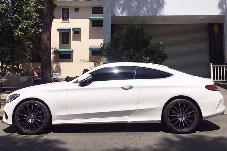 Phần đầu của chiếc xe nổi bật với cụm lưới tản nhiệt dạng kim cương với một thanh ngang lớn nằm chính giữa chia làm hai phần riêng biệt đi cùng là logo ngôi sao 3 cánh nằm chính giữa. Cụm đèn pha của xe có dải LED ban ngày cùng 2 bóng projector có thiết kế khá giống dòng xe S-Class.