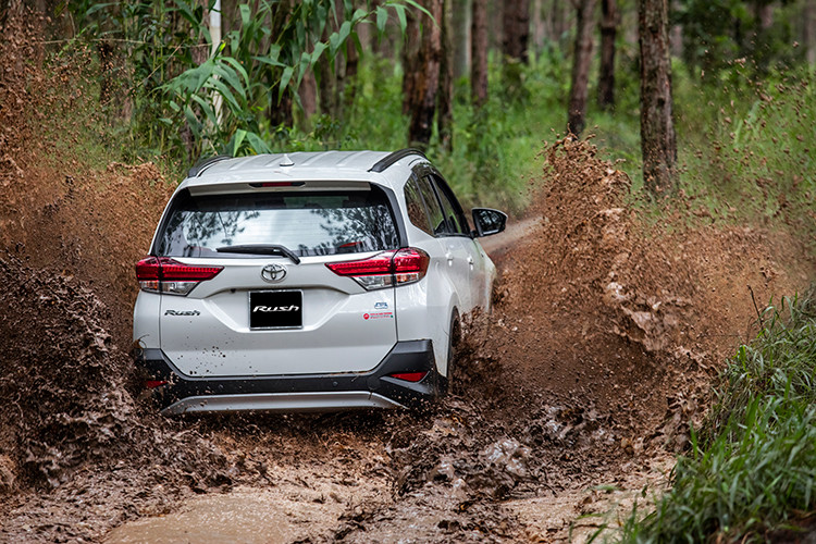 Các trang bị an toàn trên Toyota Rush gồm có phanh chống bó cứng ABS, phân bổ lực phanh điện tử EBD, phanh khẩn cấp BA, cân bằng điện tử, kiểm soát lực kéo, hỗ trợ khởi hành ngang dốc, lựa chọn vận tốc vượt địa hình, cảm biến lùi, camera lùi và 6 túi khí.