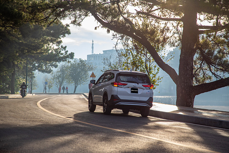 Sơ mức giá của các đối thủ của Toyota Rush tại Việt Nam hiện đang bán ra là Suzuki XL7 (589 triệu đồng), nhưng Rush đã rẻ hơn 37 triệu đồng so với Mitsubishi Xpander Cross (670 triệu đồng) và thậm chí còn rẻ ngang mẫu MPV giá rẻ đang bán chạy như Mitsubishi Xpander (cao nhất 630 triệu đồng).