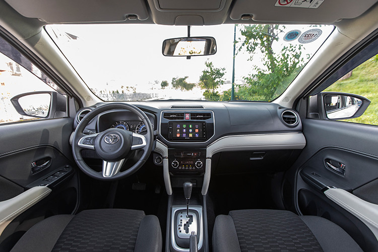 Đáng chú ý rằng, Toyota Rush là mẫu xe duy nhất trong phân khúc được trang bị hệ dẫn động cầu sau. Đây cũng là điểm mạnh của mẫu xe này nếu so với các đối thủ trong cùng tầm giá đều sử dụng hệ dẫn động cầu trước. 