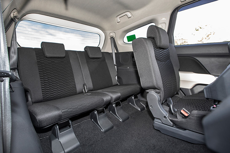 Một số trang bị đáng chú ý trên xe gồm có đèn chiếu sáng dạng LED, nội thất có chìa khóa thông minh và đề nổ nút bấm, điều hòa tự động, màn hình giải trí kích cỡ 7 inch và hệ thống âm thanh gồm 8 loa.