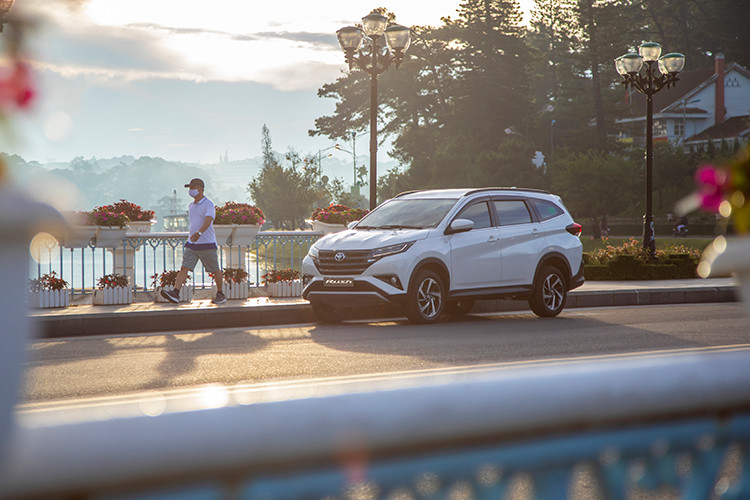 Hết cập nhật, nâng cấp trang bị hoặc ra mắt phiên bản mới của hàng loạt mẫu xe trong danh mục sản phẩm như Toyota Vios, Wigo, Corolla Cross, Corolla Altis, Hilux và mới đây là Fortuner, Toyota Việt Nam lại bất ngờ điều chỉnh giá bán lẻ đề xuất của Toyota Rush thế hệ mới.