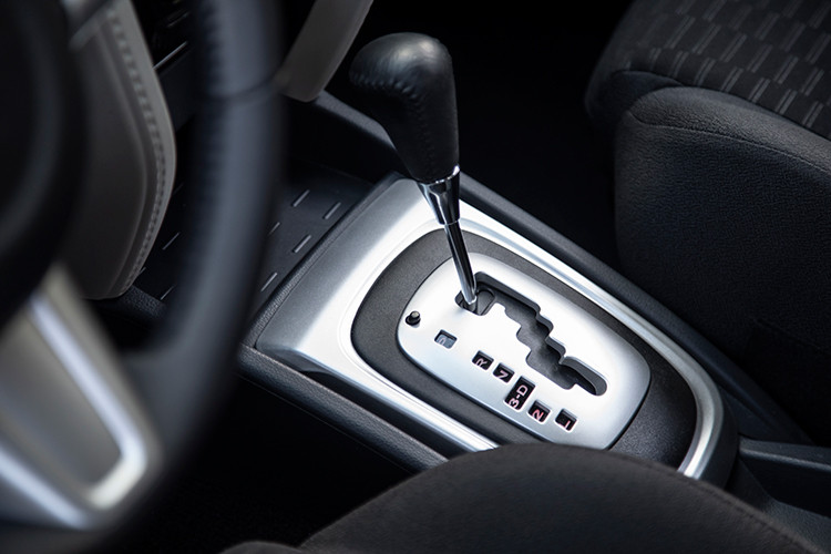 Mệnh danh “tiểu Fortuner”, Toyota Rush sở hữu thiết kế ngoại thất có một số nét tương đồng với người anh ở phân khúc SUV 7 chỗ cỡ trung, đồng thời dù là một mẫu MPV lai SUV nhưng khoảng sáng gầm của Rush khá lớn, lên tới 220 mm.