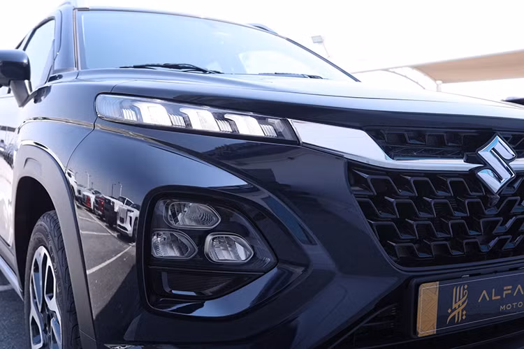 Mẫu xe này có kích thước chỉ ngang ngửa một số SUV hạng A đang bán trên thị trường như Kia Sonet, Toyota Raize hay Hyundai Venue. Tuy được phát triển dựa trên Baleno nhưng mẫu SUV này lại sở hữu một số chi tiết thiết kế tương tự người anh em Suzuki Grand Vitara như đầu xe thẳng đứng, hệ thống đèn 2 tầng, nẹp mạ crôm vắt ngang lưới tản nhiệt và hốc bánh vuông vức.