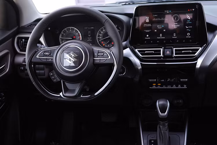 Bên trong, mẫu xe này được trang bị ghế bọc nỉ và vô lăng bọc da, vát đáy thể thao, tích hợp phím chức năng/lẫy chuyển số. Đằng sau vô lăng là bảng đồng hồ analog tích hợp màn hình đa thông tin trong khi màn hình cảm ứng trung tâm 9 inch được đặt nổi trên mặt táp-lô, tương thích với hệ thống thông tin giải trí Smart Play Pro+.