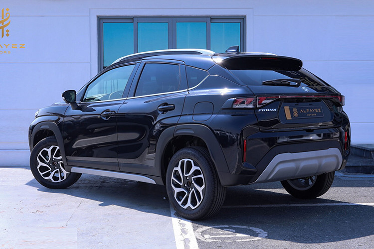 Suzuki Fronx trên thực tế được phát triển từ xe hatchback cỡ nhỏ Baleno. Fronx cũng là mẫu SUV lai Coupe đầu tiên của Suzuki ở thị trường Ấn Độ. Về ngoại hình, Suzuki Fronx có kích thước khá nhỏ, bao gồm chiều dài 3.995 mm, chiều rộng 1.550 mm, chiều cao 1.765 mm và chiều dài cơ sở 2.520 mm.