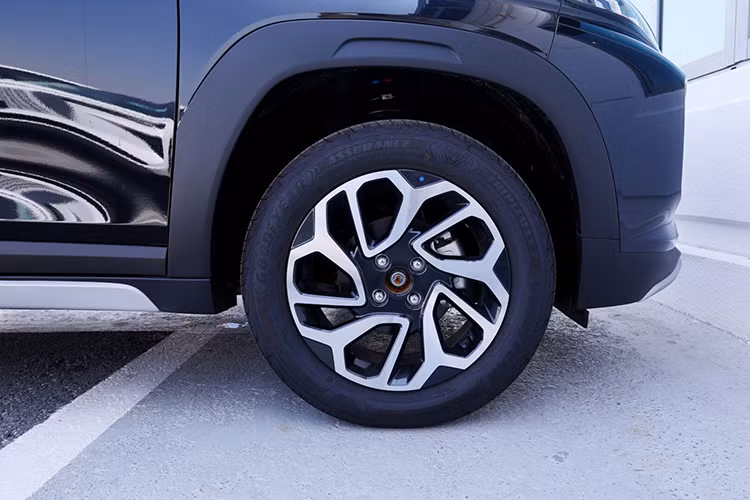 Không chỉ Grand Vitara, mẫu xe này còn chia sẻ một số chi tiết thiết kế chung với Baleno như đường dập gân trên sườn và nóc dốc về phía sau. Ở đuôi xe, Suzuki Fronx còn được trang bị đèn hậu LED thanh mảnh, nối với nhau bằng dải đèn nằm vắt ngang cửa cốp...