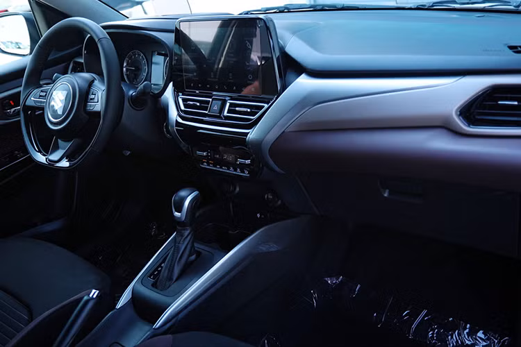 Đáng tiếc là trang bị an toàn của Suzuki Fronx 2025 khá cơ bản với phanh đĩa trước, phanh tang trống sau, 6 túi khí, hệ thống cân bằng điện tử, hỗ trợ khởi hành ngang dốc, camera lùi, cảm biến hỗ trợ đỗ xe và gương chiếu hậu 2 chế độ ngày/đêm. Trang bị an toàn nổi bật nhất của xe là camera 360 độ.