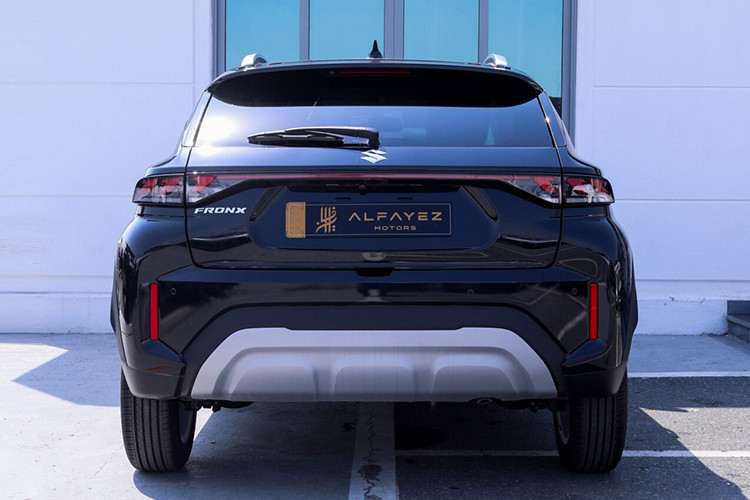 Tại Ấn Độ, giá xe Suzuki Fronx có mức khởi điểm từ 8.647 USD (khoảng 220 triệu đồng) và được phân phối với 6 phiên bản. Trang bị tiêu chuẩn có la-zăng 16 inch, phanh đĩa bánh trước và phanh tang trống bánh sau. Bản cao cấp nhất được trang bị màn hình giải trí trung tâm 9 inch và màn hình HUD.