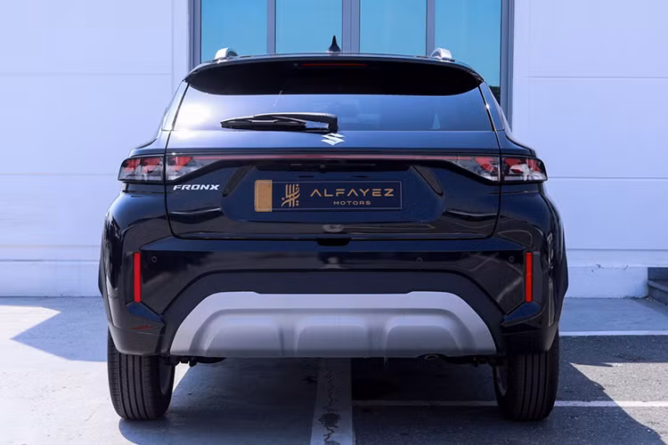 Tại Ấn Độ, giá xe Suzuki Fronx có mức khởi điểm từ 8.647 USD (khoảng 220 triệu đồng) và được phân phối với 6 phiên bản. Trang bị tiêu chuẩn có la-zăng 16 inch, phanh đĩa bánh trước và phanh tang trống bánh sau. Bản cao cấp nhất được trang bị màn hình giải trí trung tâm 9 inch và màn hình HUD.