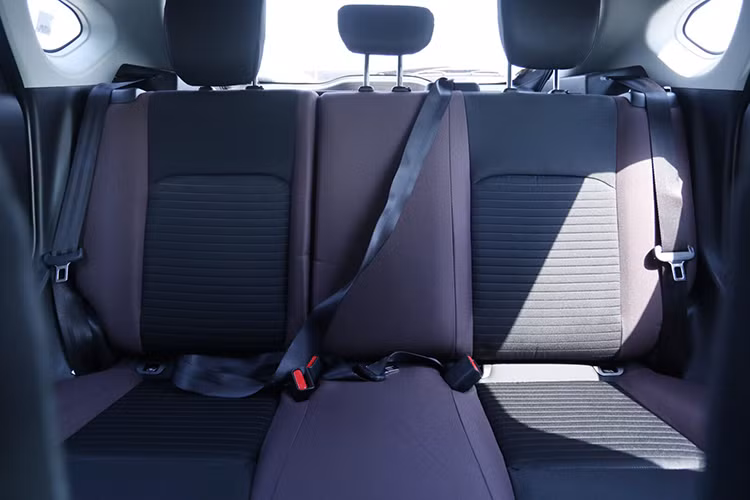 Fronx cung cấp hai tùy chọn động cơ là 1.2L hút khí tự nhiên và 1.0L tăng áp. Phiên bản 1.2L có công suất 89,7 mã lực và mô-men xoắn 113 Nm, kết hợp với hộp số sàn 5 cấp. Trong khi đó, bản 1.0L tăng áp mạnh hơn với công suất 100 mã lực và mô-men xoắn 147 Nm, đi kèm tùy chọn hộp số sàn 5 cấp hoặc tự động 6 cấp.