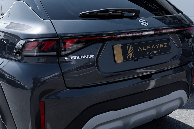 Ngoài ra, Suzuki Fronx còn có nẹp màu bạc bên dưới cản trước, cản sau và bệ cửa, tăng vẻ hầm hố cho mẫu SUV lai Coupe cỡ nhỏ này. Thêm vào đó là vành hợp kim với đường kính 17 inch, có thiết kế 5 chấu kép và phay xước 2 màu.