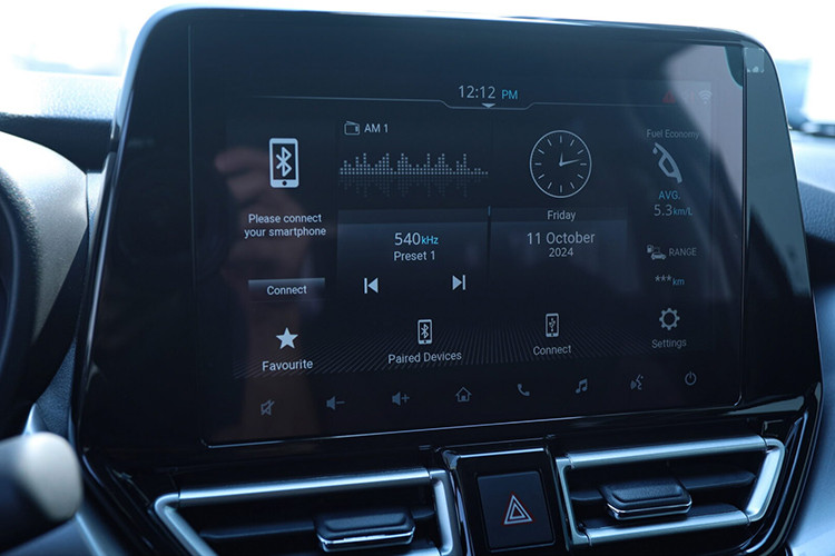 Chưa hết, mẫu SUV giá rẻ này còn có tính năng kết nối Apple CarPlay/Android Auto không dây, điều khiển bằng giọng nói với câu lệnh "Hi Suzuki", tính năng cập nhật phần mềm qua WiFi, hệ thống âm thanh Arkamys 6 loa, màn hình hiển thị thông tin kính lái HUD, sạc điện thoại không dây, nút bấm khởi động máy, chìa khóa thông minh, kính cửa sổ tự động một chạm, chống kẹt bên ghế lái, điều hòa tự động, cửa gió điều hòa dành cho hàng ghế sau và cổng USB Type A/Type C.