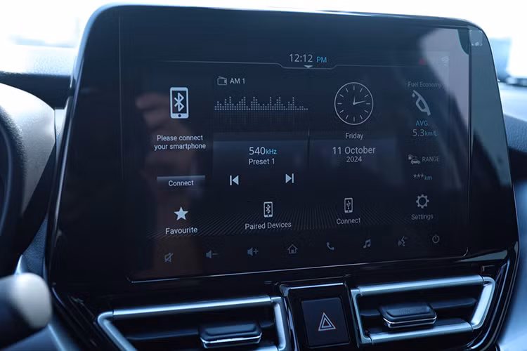 Chưa hết, mẫu SUV giá rẻ này còn có tính năng kết nối Apple CarPlay/Android Auto không dây, điều khiển bằng giọng nói với câu lệnh "Hi Suzuki", tính năng cập nhật phần mềm qua WiFi, hệ thống âm thanh Arkamys 6 loa, màn hình hiển thị thông tin kính lái HUD, sạc điện thoại không dây, nút bấm khởi động máy, chìa khóa thông minh, kính cửa sổ tự động một chạm, chống kẹt bên ghế lái, điều hòa tự động, cửa gió điều hòa dành cho hàng ghế sau và cổng USB Type A/Type C.