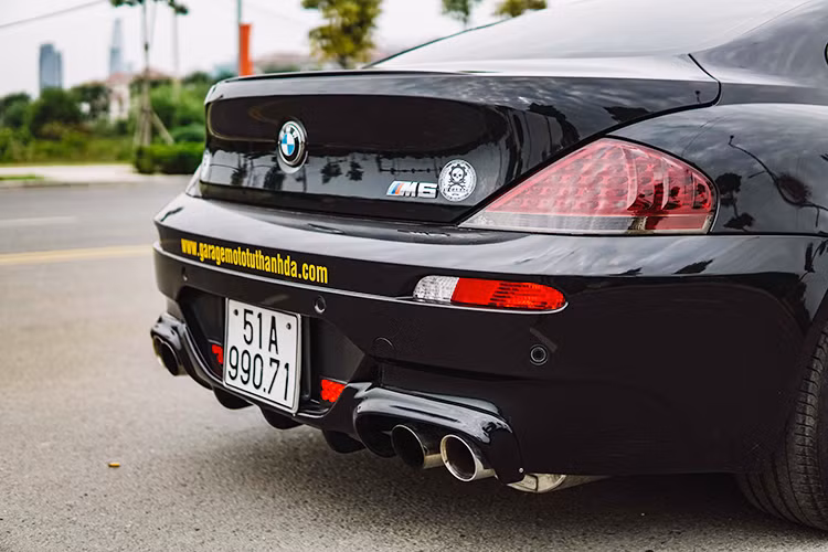 Để mang đến âm thanh ấn tượng và giúp cho chiếc xe của mình mạnh hơn trước, chủ nhân trang bị cho BMW M6 2007 cặp ống xả Kreisseig được nhập từ Nhật Bản có giá 13.000 USD (khoảng hơn 300 triệu đồng).