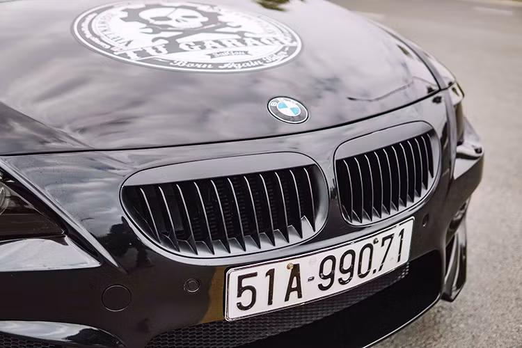 Trong lần nâng cấp cho chiếc BMW M6 đời 2007 của mình, một thợ độ xe môtô có tiếng tại Sài thành đã quyết định làm mới lại chiếc xe thể thao này khiến cho sức mạnh của nó đạt tới 700 mã lực - sánh ngang với những siêu xe đình đám đang có mặt tại Việt Nam hiện nay.