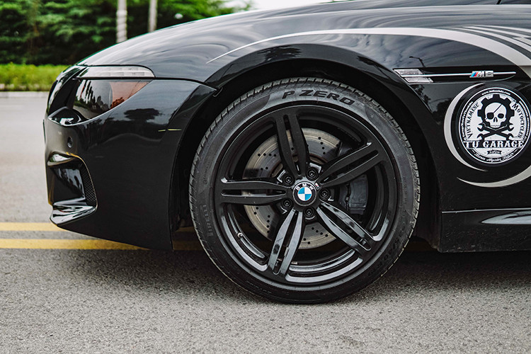 Hệ thống ống xả Kreisseig của thương hiệu Nhật bản được làm từ thép không gỉ cùng với 2 chế độ đóng hoặc mở van vận hành thông qua remote đi kèm khá tiện dụng. Ngoài ra, cần số cũng được làm lại giúp xe sang số mượt hơn trước. Thân xe cùng bộ mâm 5 chấu được sơn đen bóng bí ẩn.