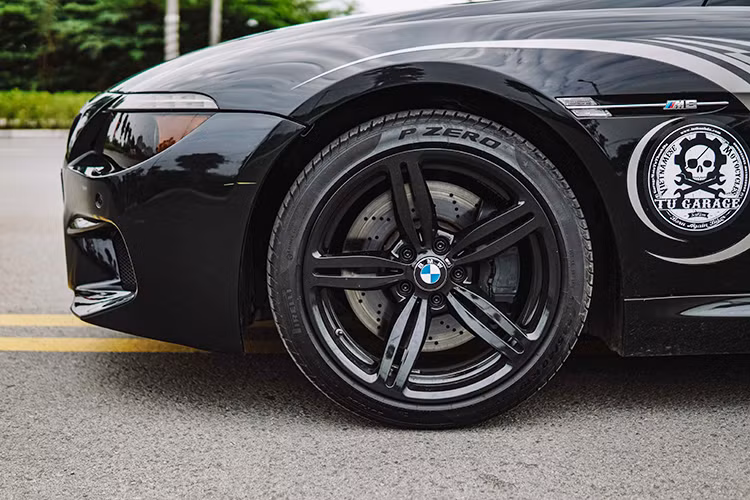 Hệ thống ống xả Kreisseig của thương hiệu Nhật bản được làm từ thép không gỉ cùng với 2 chế độ đóng hoặc mở van vận hành thông qua remote đi kèm khá tiện dụng. Ngoài ra, cần số cũng được làm lại giúp xe sang số mượt hơn trước. Thân xe cùng bộ mâm 5 chấu được sơn đen bóng bí ẩn.