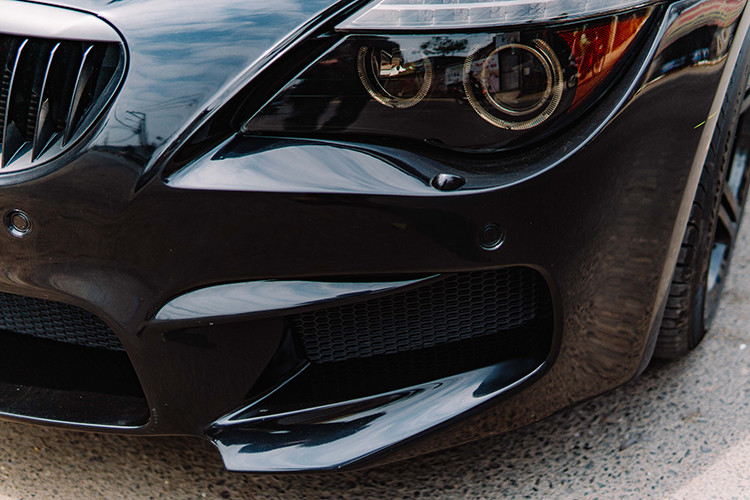 Trên chiếc BMW M6 đời 2007, tay thợ độ môtô tại Sài thành đã bỏ độ trễ ga của xe bằng chip RENNtech. Kèm theo đó là việc lập trình lại ECU từ Dr.Joe giúp bỏ được giới hạn tốc độ tối đa 250 km/h từ nhà sản xuất.