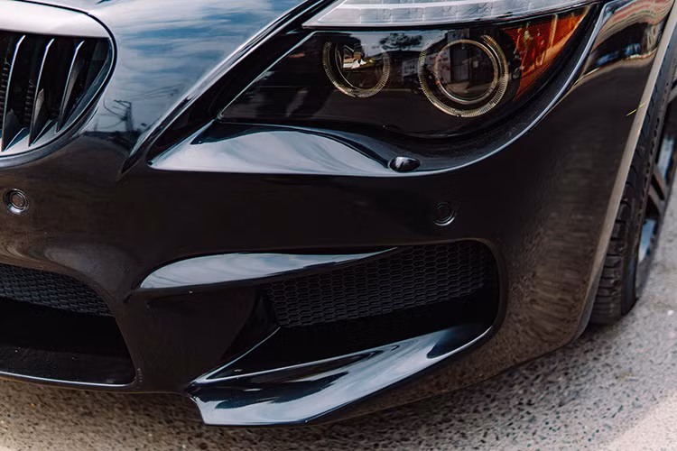 Trên chiếc BMW M6 đời 2007, tay thợ độ môtô tại Sài thành đã bỏ độ trễ ga của xe bằng chip RENNtech. Kèm theo đó là việc lập trình lại ECU từ Dr.Joe giúp bỏ được giới hạn tốc độ tối đa 250 km/h từ nhà sản xuất.