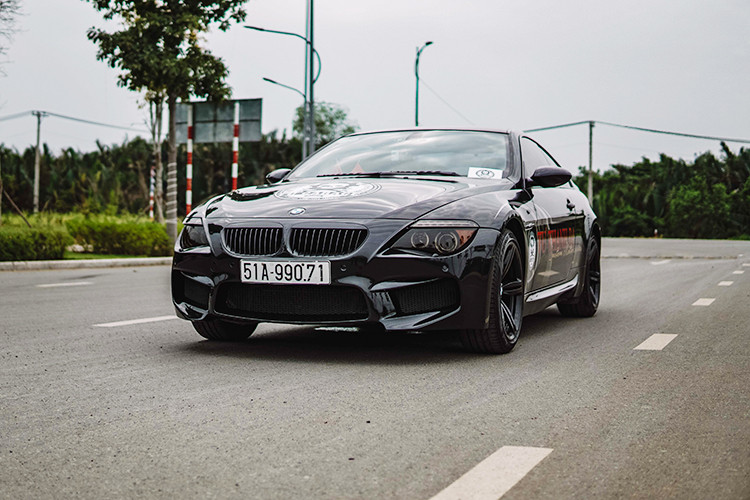 Về tổng thể ngoại hình, chiếc BMW M6 độ khủng của thợ độ môtô đình đám tại Sài Gòn này trông thực sự hầm hố và toát lên chút ma quái.