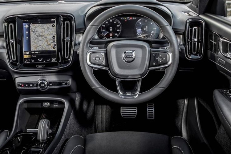 Bên trong nội thất của XC40 được bọc da cao cấp toàn bộ, từ ghế, cần gạt số và vô lăng đa chức năng. Khác với nét tinh xảo và sự tinh tế đến từng chi tiết của 2 người đàn anh. XC40 khoác lên mình vẻ đẹp mạnh mẽ với sự đơn giản trong ngôn ngữ thiết kế.