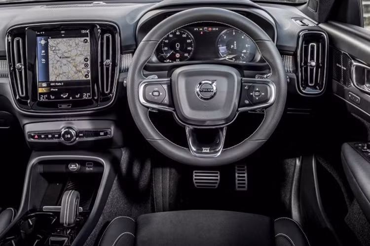 Bên trong nội thất của XC40 được bọc da cao cấp toàn bộ, từ ghế, cần gạt số và vô lăng đa chức năng. Khác với nét tinh xảo và sự tinh tế đến từng chi tiết của 2 người đàn anh. XC40 khoác lên mình vẻ đẹp mạnh mẽ với sự đơn giản trong ngôn ngữ thiết kế.