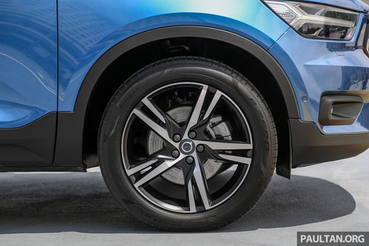 Volvo XC40 phiên bản 2019 có kích thước dài x rộng x cao lần lượt là 4.425 x 1.851 x 1.658 (mm). Xe được trang bị bộ mâm dạng 5 chấu kép với các được ốp bánh xe màu đen kéo dài xung quanh thân.