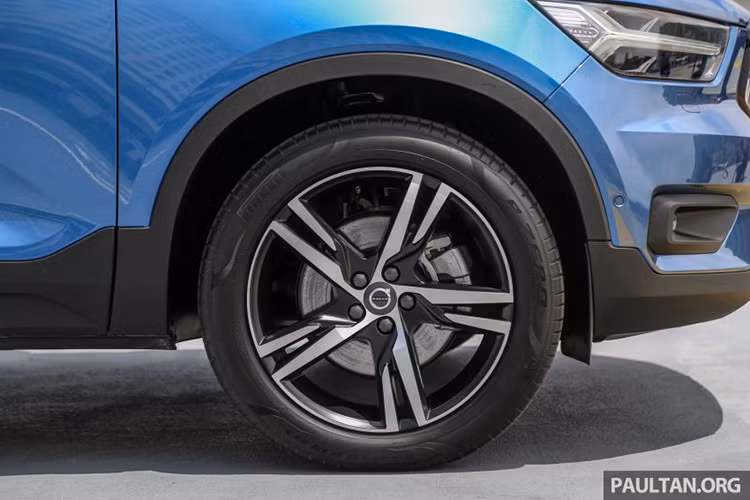 Volvo XC40 phiên bản 2019 có kích thước dài x rộng x cao lần lượt là 4.425 x 1.851 x 1.658 (mm). Xe được trang bị bộ mâm dạng 5 chấu kép với các được ốp bánh xe màu đen kéo dài xung quanh thân.