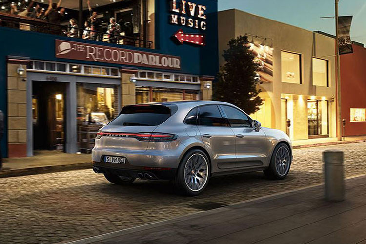 Kỹ sư của hãng xe hơi Porsche cho biết họ đã tinh chỉnh lại khung gầm nhằm cải thiện chất lương lái. Bộ lốp mới cũng giúp cho khách hàng cảm nhận được nhiều niềm vui sau vô lăng hơn. Hiện chưa có thông tin về thông số kỹ thuật nhưng hãng xe Đức hé lộ là chiếc Macan sẽ có công suất mạnh hơn. Xe cũng sẽ có thêm tùy chọn động cơ dầu và hybrid.